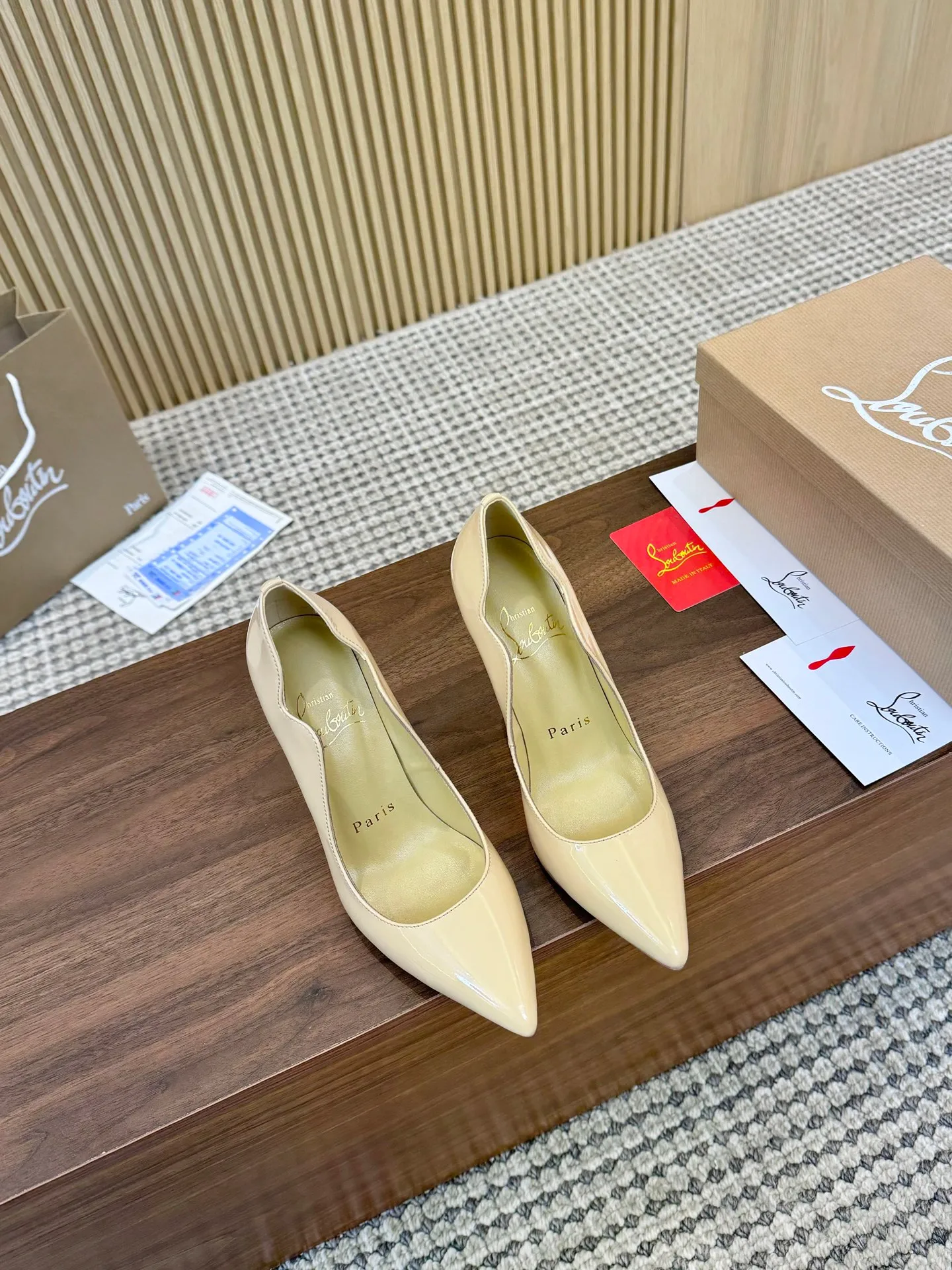 👟👟Ex-factory price 440👟👟 Genuine leather sole +40 shipped all year round 💝Christian Louboutin CL👠 "Imported cow patent leather💎 series" noble and luxurious, real blingbling✨ real materials, all customized by the pattern maker, and the materials are made of original customized materials, achieving the taste of the original 5 color options💍 Upper: Imported 👉Cow patent leather💪 Lining: Sheepskin foot pad/lining Size: 34-40.41.42 Heel height: 10.5cm and 8.5cm two options Leather sole Rubber sole